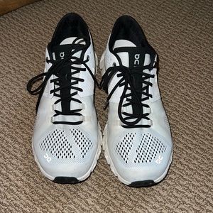 Like new womens on running cloud x white 9